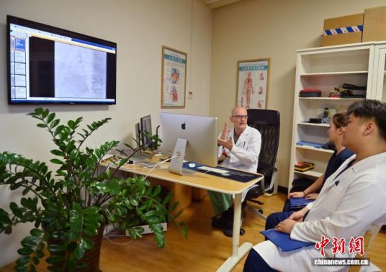 10��17���������L(zh��ng)����������(��һ)�������t(y��)���������g(sh��)��(j��ng)�(y��n)������ �z