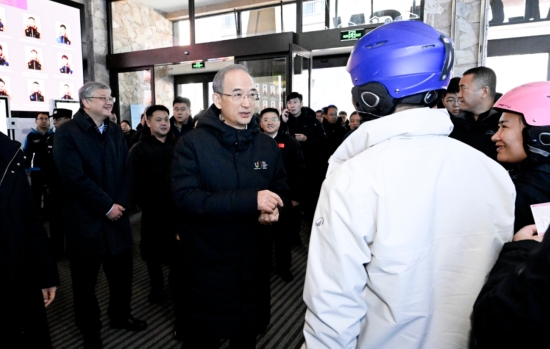 11��22��������ʡ2025-2026��ѩ���_���ߵ�31�ü����Fڡ��ѩ��(ji��)�_Ļʽ�ڼ����������ɻ����ȼم^(q��)�e����ʡί��ӛ�S��(qi��ng)��ѩ�ߴ�d�c��ʡ�ο��H�н�����