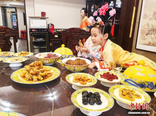 2��5��������ʡ�������������M����Сʳ��Ʒ�L���M��˴��롱����������ӛ�� ʯ���� �z