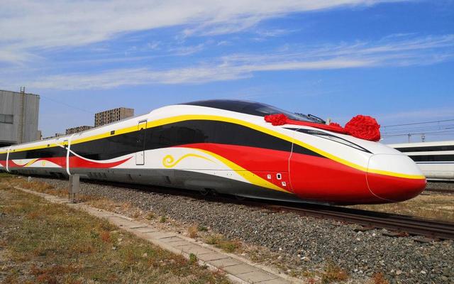 時(shí)速400公里跨國互聯(lián)互通高速動(dòng)車組在河北唐山下線