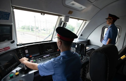 非鐵路專業(yè)能參加火車司機(jī)短期培訓(xùn)嗎？火車司機(jī)招聘要求